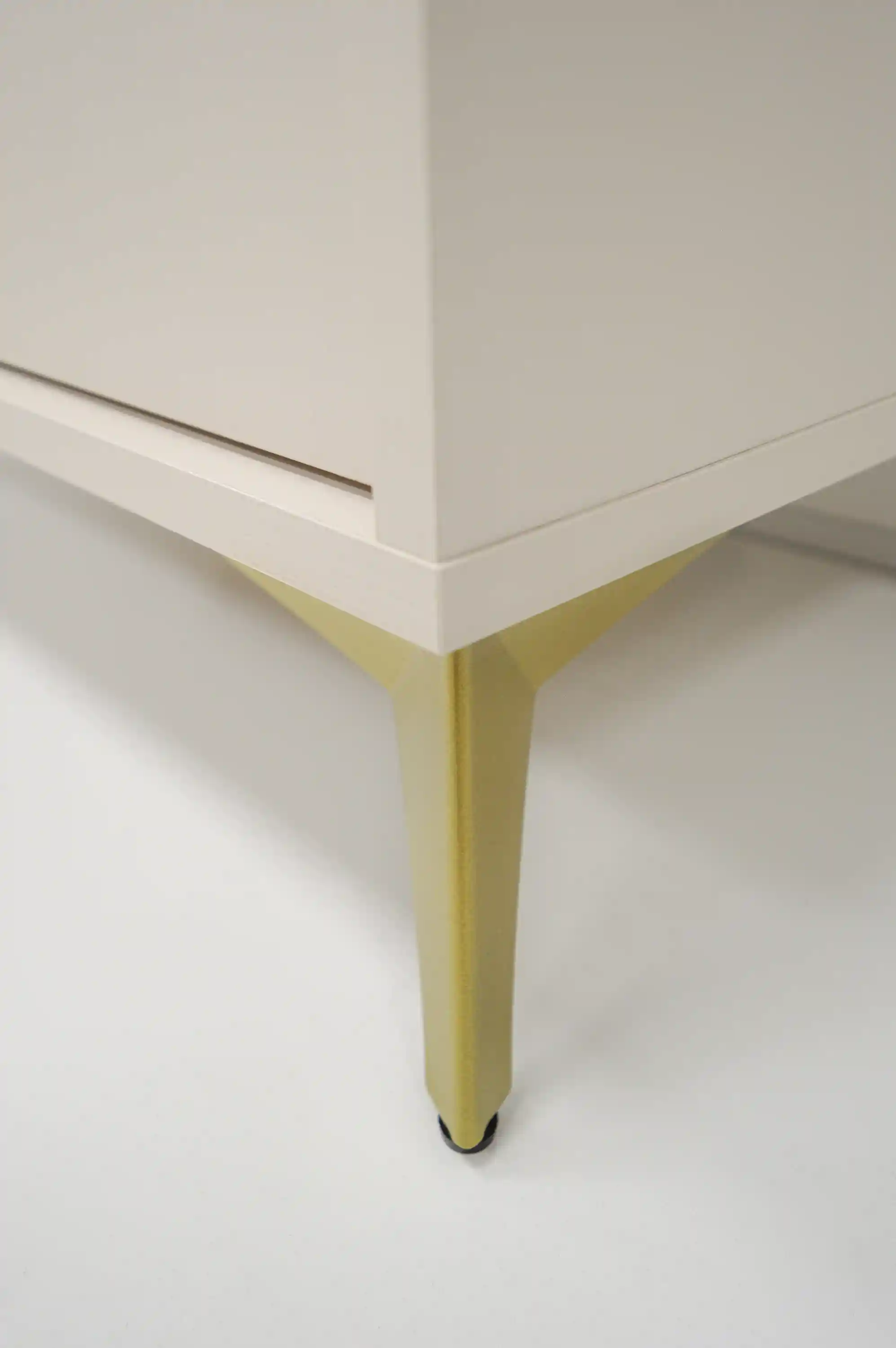 Tři­dveřová komoda Sakai 1-3F T823 Béžová