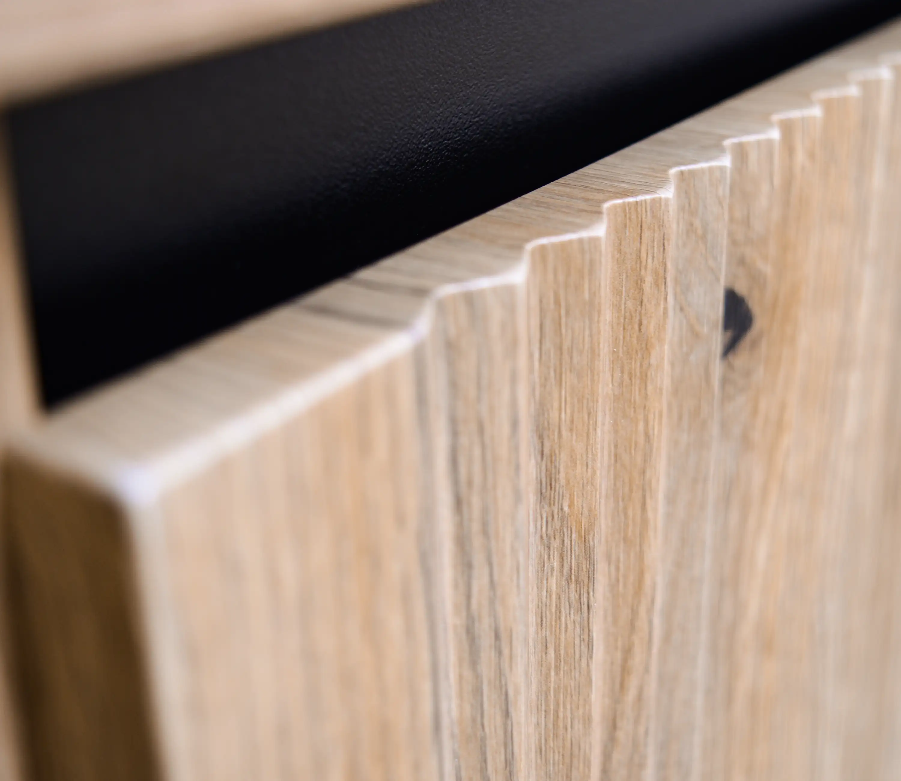 Komoda s drážkovaným čelem Yukashi 3F T813 dub evoke