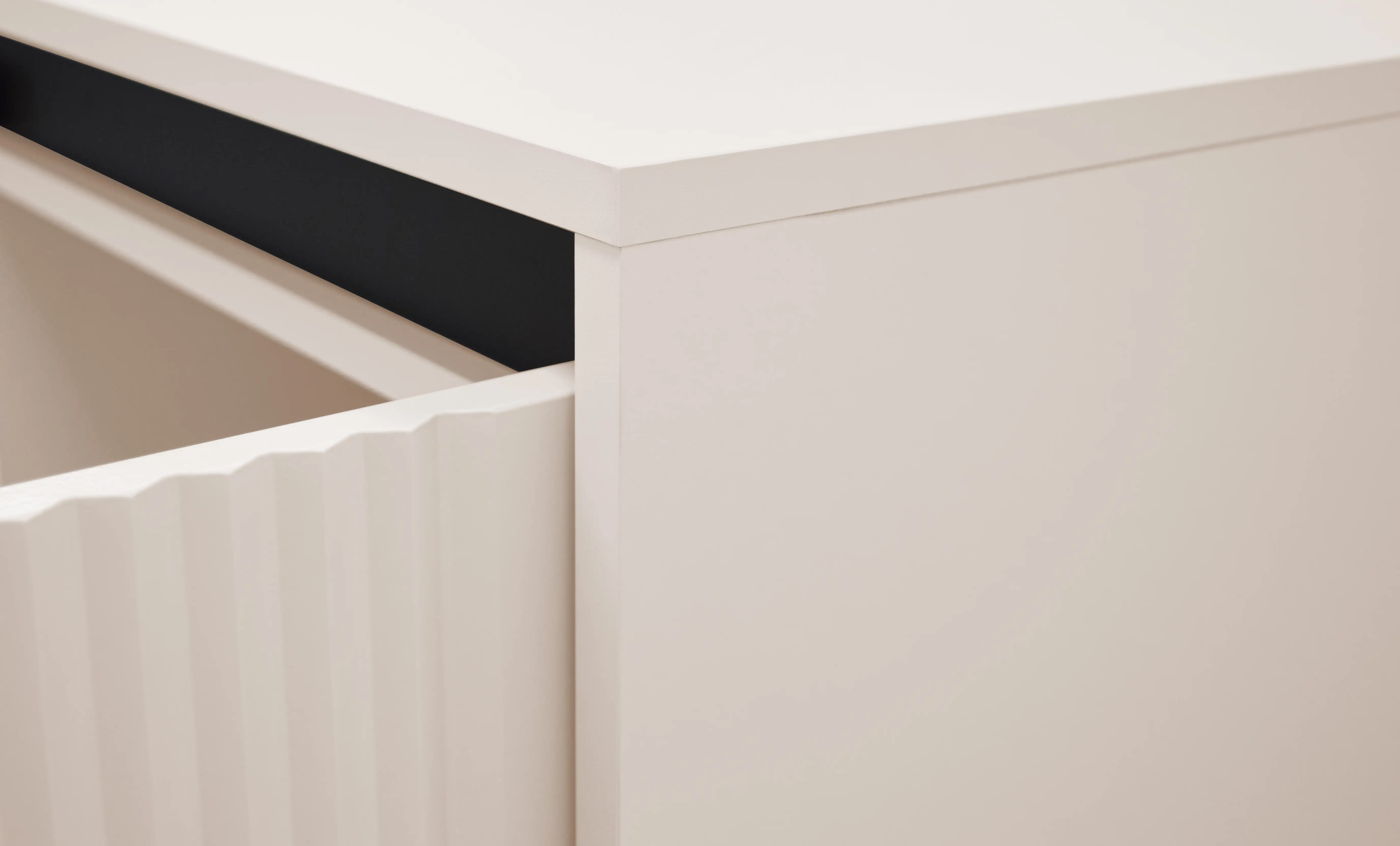 Komoda s drážkovanými čely Yukashi 3F3S T833 béžová